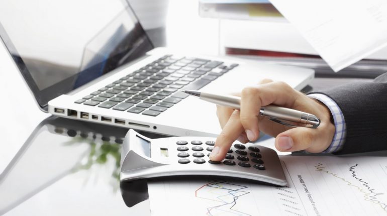 Aşırı düşük teklif maliyet analizi - hesap makinesi ve finansal belgeler